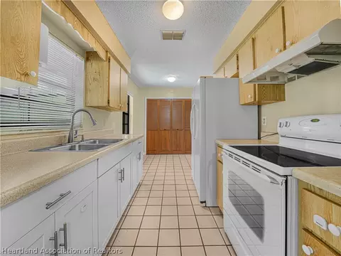 Kitchen - 1205 Killarney Dr, Sebring, FL 33870 photo 1 of 4
