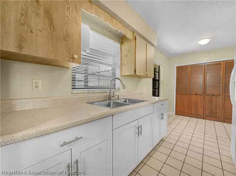 Kitchen - 1205 Killarney Dr, Sebring, FL 33870 photo 2 of 4