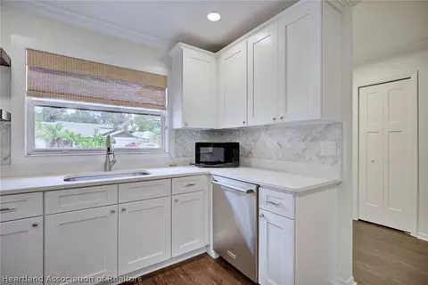 Kitchen - 3855 Rodeo Dr, Sebring, FL 33875 photo 5 of 7