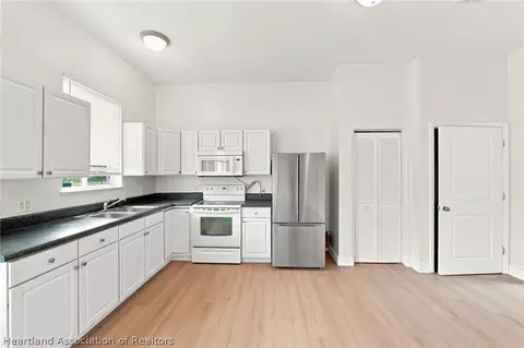 Kitchen - 837 Lily St, Sebring, FL 33875 photo 4 of 4