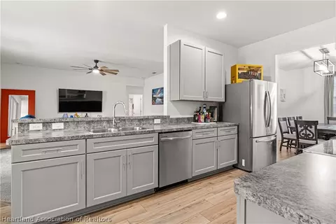Kitchen - 5124 Moss Hammock Trl, Sebring, FL 33872 photo 3 of 4
