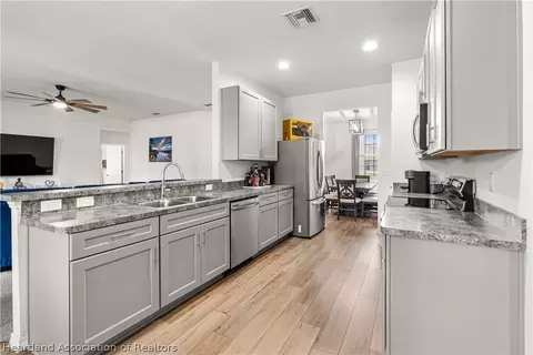 Kitchen - 5124 Moss Hammock Trl, Sebring, FL 33872 photo 2 of 4