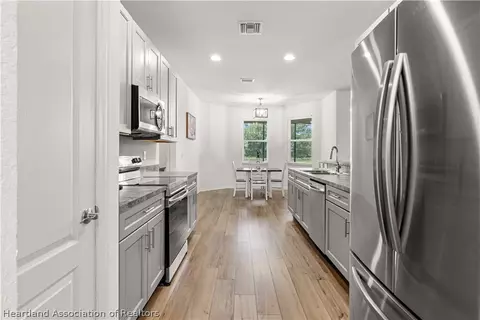 Kitchen - 5124 Moss Hammock Trl, Sebring, FL 33872 photo 4 of 4