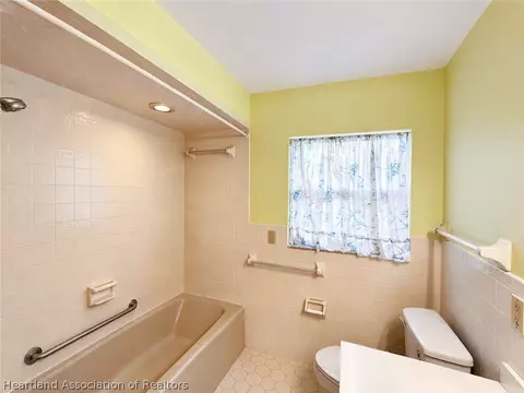 Bath - 101 Tortoise Rd, Sebring, FL 33876 photo 2 of 3