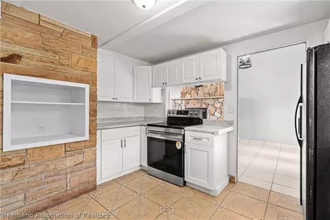 Kitchen - 2415 Sunset Dr, Sebring, FL 33870 photo 2 of 4