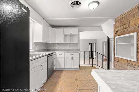Kitchen - 2415 Sunset Dr, Sebring, FL 33870 photo 4 of 4