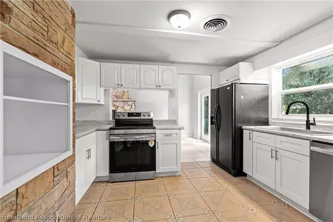 Kitchen - 2415 Sunset Dr, Sebring, FL 33870 photo 3 of 4