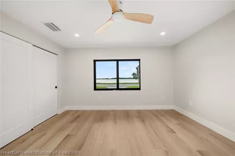 Bedroom - 905 E Dinner Lake Dr, Sebring, FL 33870 photo 6 of 9