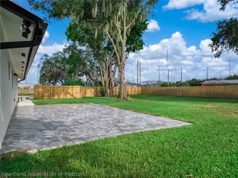 Exterior - 905 E Dinner Lake Dr, Sebring, FL 33870 photo 2 of 8