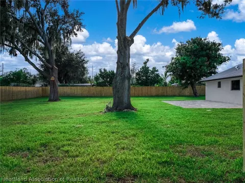 Exterior - 905 E Dinner Lake Dr, Sebring, FL 33870 photo 5 of 8