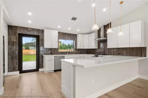 Kitchen - 905 E Dinner Lake Dr, Sebring, FL 33870 photo 2 of 6