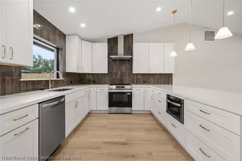 Kitchen - 905 E Dinner Lake Dr, Sebring, FL 33870 photo 3 of 6