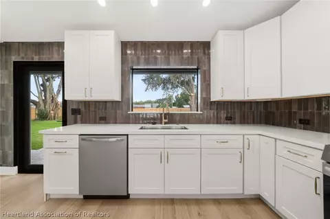 Kitchen - 905 E Dinner Lake Dr, Sebring, FL 33870 photo 4 of 6