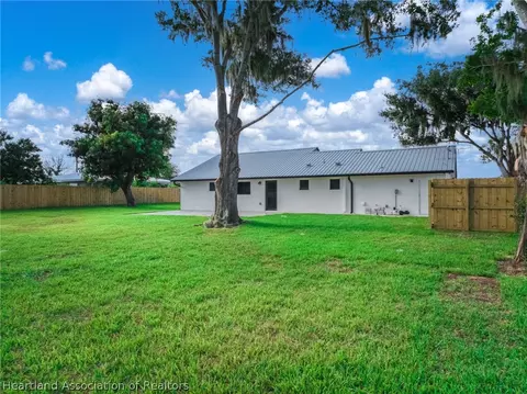 Exterior - 905 E Dinner Lake Dr, Sebring, FL 33870 photo 4 of 8