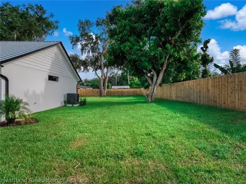 Exterior - 905 E Dinner Lake Dr, Sebring, FL 33870 photo 1 of 8