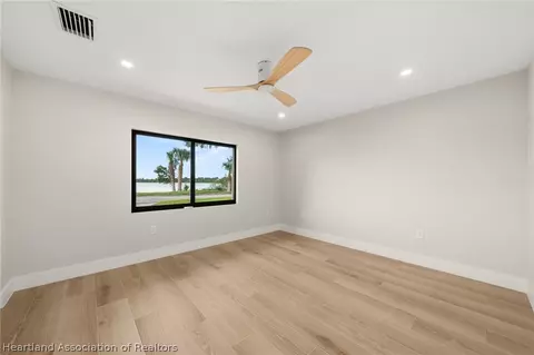 Bedroom - 905 E Dinner Lake Dr, Sebring, FL 33870 photo 4 of 9