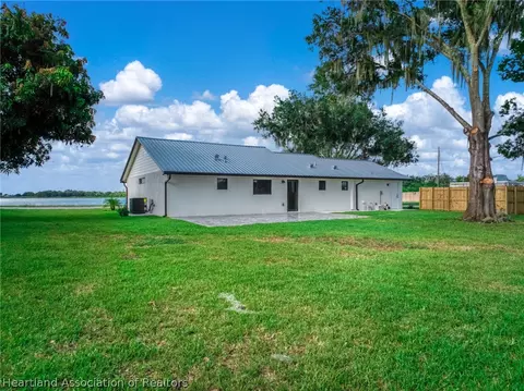 Exterior - 905 E Dinner Lake Dr, Sebring, FL 33870 photo 3 of 8
