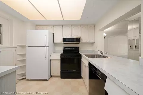 Kitchen - 2131 Lakeview Drive 904, Sebring, FL 33870 photo 1 of 3