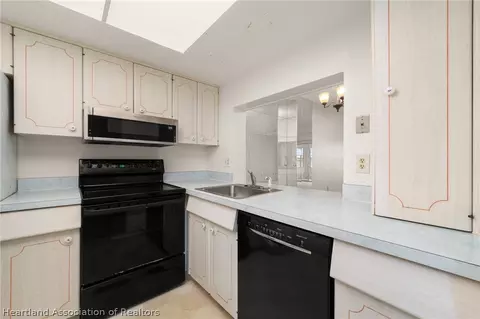 Kitchen - 2131 Lakeview Drive 904, Sebring, FL 33870 photo 3 of 3