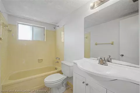 Bath - 2131 Lakeview Drive 904, Sebring, FL 33870 photo 2 of 2