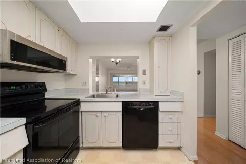 Kitchen - 2131 Lakeview Drive 904, Sebring, FL 33870 photo 2 of 3
