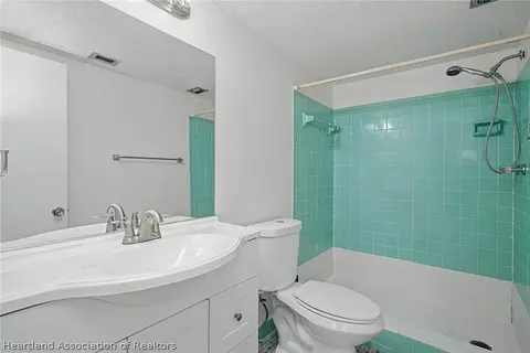Bath - 2131 Lakeview Drive 904, Sebring, FL 33870 photo 1 of 2
