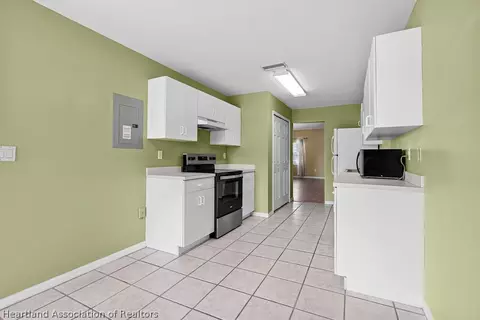 Kitchen - 1908 Villaway Rd E, Sebring, FL 33876 photo 2 of 3