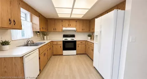 Kitchen - 4120 Bianca St, Sebring, FL 33872 photo 2 of 2