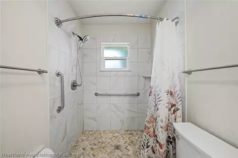 Bath - 3513 Austin St, Sebring, FL 33872 photo 2 of 4