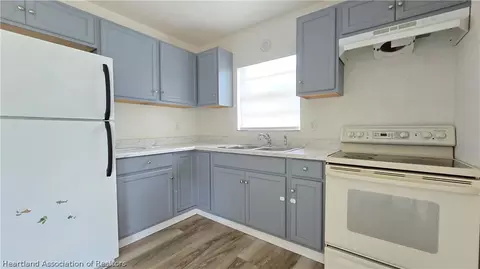 Kitchen - 4331 Hudson Blvd, Sebring, FL 33870 photo 2 of 2