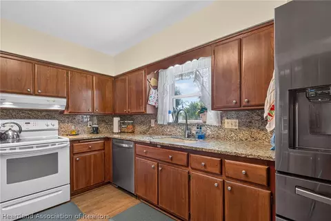 Kitchen - 765 Golfside Ln, Sebring, FL 33870 photo 4 of 6