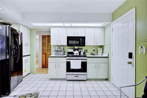 Kitchen - 4007 Golfview Rd, Sebring, FL 33875 photo 2 of 2
