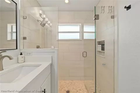 Bath - 4128 Loquat Rd, Sebring, FL 33875 photo 2 of 4