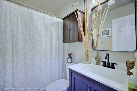 Bath - 5201 Shad Dr, Sebring, FL 33870 photo 3 of 3