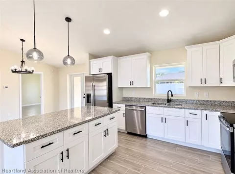Kitchen - 4740 Whiting Dr, Sebring, FL 33870 photo 2 of 3