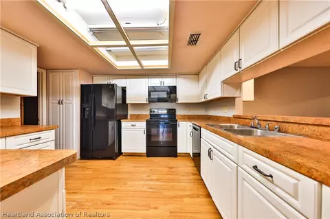 Kitchen - 4009 Golfview Rd, Sebring, FL 33875 photo 1 of 3