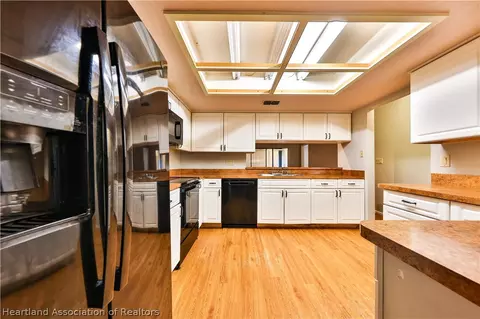 Kitchen - 4009 Golfview Rd, Sebring, FL 33875 photo 3 of 3