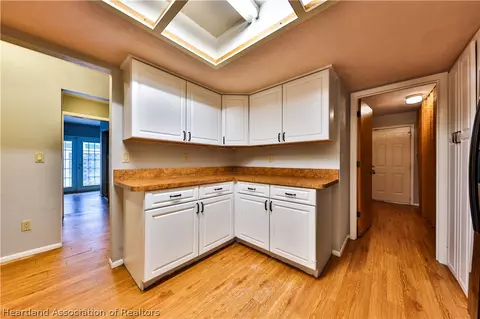 Kitchen - 4009 Golfview Rd, Sebring, FL 33875 photo 2 of 3