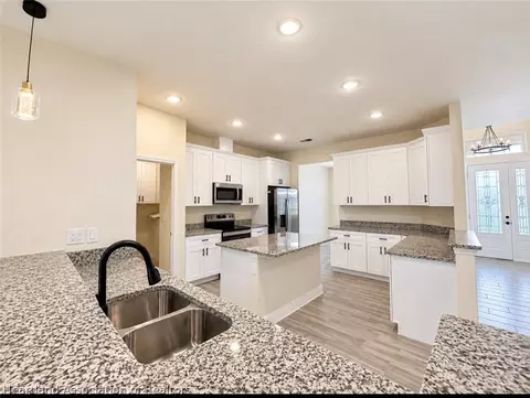 Kitchen - 4701 Whiting Dr, Sebring, FL 33870 photo 6 of 7
