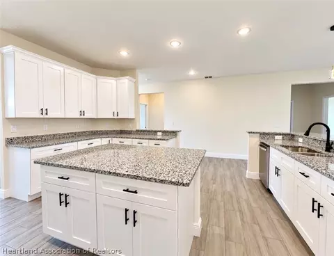 Kitchen - 4701 Whiting Dr, Sebring, FL 33870 photo 7 of 7