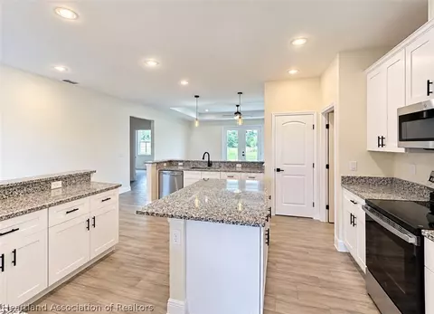Kitchen - 4701 Whiting Dr, Sebring, FL 33870 photo 3 of 7