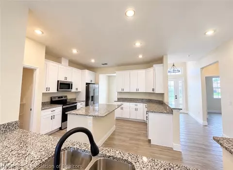 Kitchen - 4701 Whiting Dr, Sebring, FL 33870 photo 5 of 7