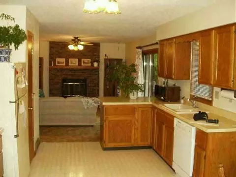 2111 Cimarron Dr, Freeport, IL 61032 photo 3