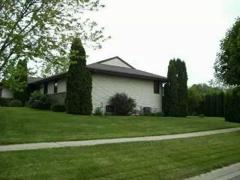 2111 Cimarron Dr, Freeport, IL 61032 photo 2