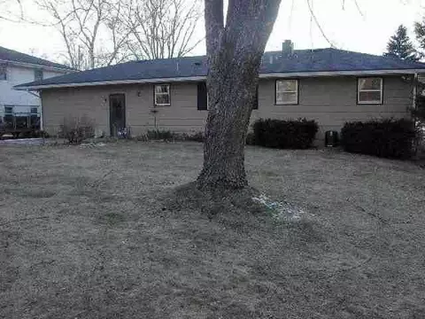 1829 N Ridge Dr, Freeport, IL 61032 photo 2