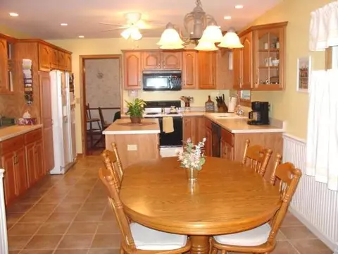 731 Towne Dr, Freeport, IL 61032 photo 4