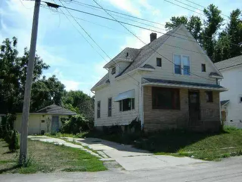 211 W John St, Freeport, IL 61032 photo 2