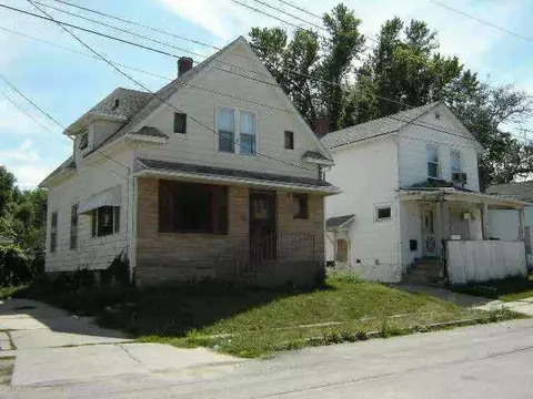 211 W John St, Freeport, IL 61032 photo 1