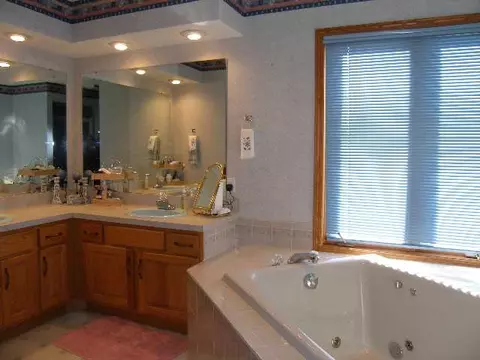 2764 Deer Path Trl, Freeport, IL 61032 photo 2