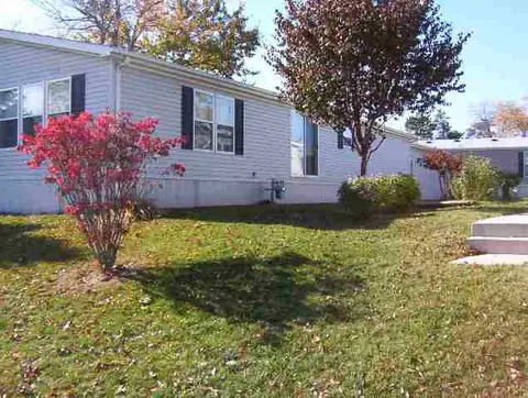 100 Forrest Ct, Freeport, IL 61032 photo 2